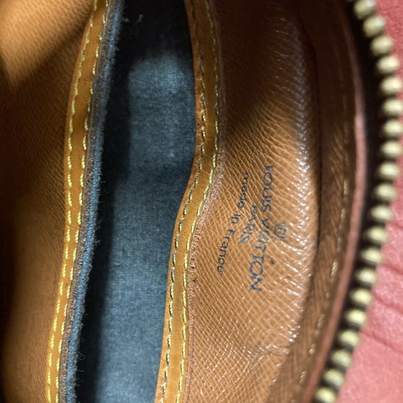 Louis Vuitton Blois Crossbody - Picture 4 of 13